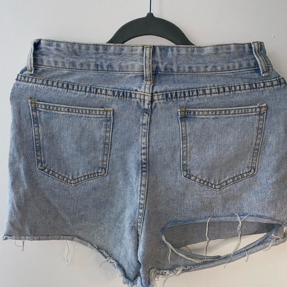 Light washed denim HIGH WAISTED shorts with slit on the back - Picture 3 of 8